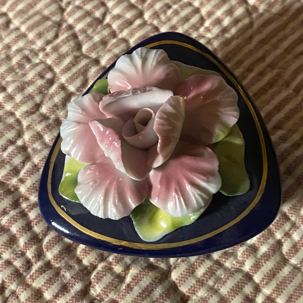Vintage Small porcelain trinket box from Romania. Perfect condition Coba…